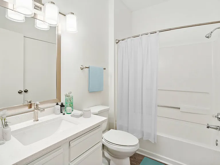 Cambridge Apartments — Photo 16