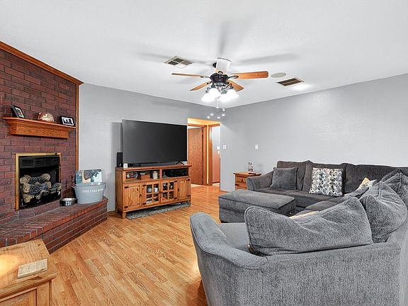 4th image of 910 1st St