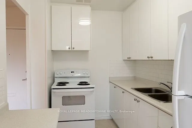 1017 Seneca Ave #508 — Photo 11
