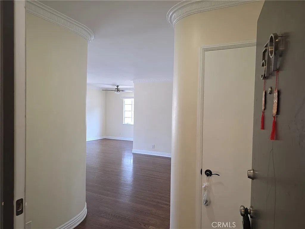 2 bed, 700 sqft, $3,500 — Photo 2