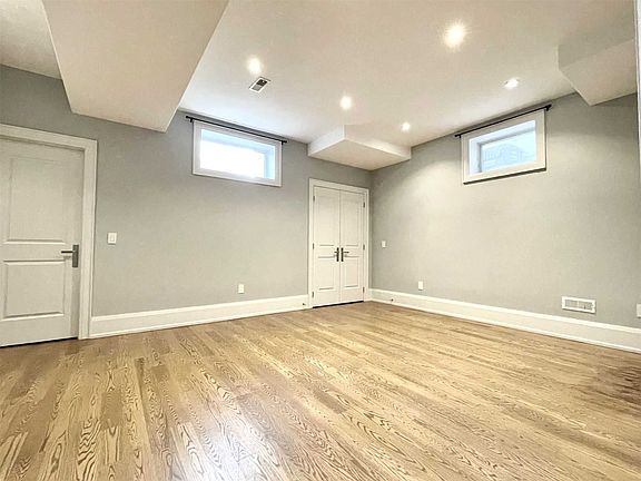 5th image of 597 Montbeck Cres
