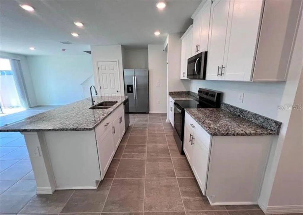 3 bed, 2.5 bath, 1560 sqft, $2,300 — Photo 2