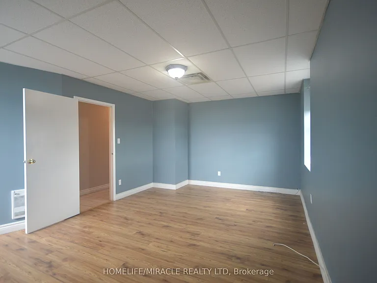 64 Holland St W #1 — Photo 16