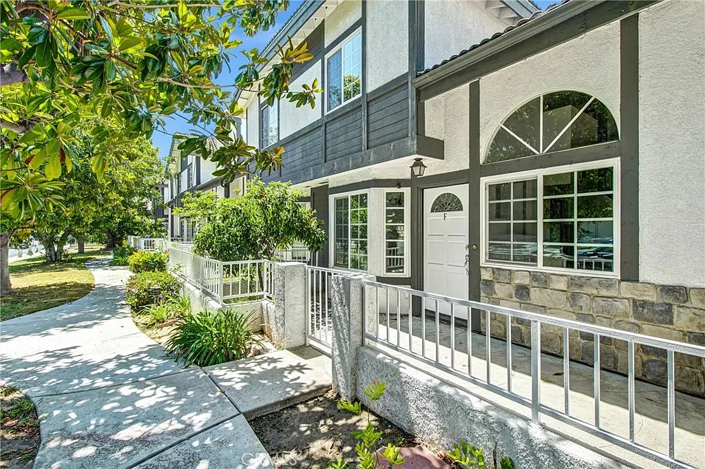 Building Photo - 217 E Commonwealth Ave #F