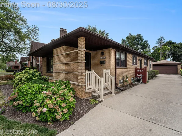 1823 Davis St, Wyandotte, MI 48192