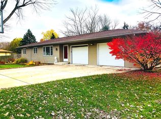 353 Green Acres Dr E, Valparaiso, IN 46383