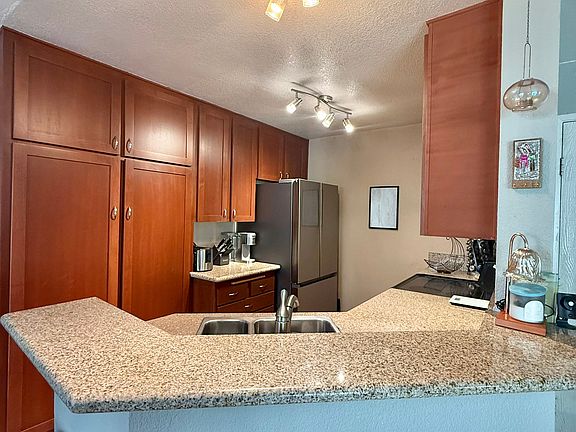 Kitchen breakfast bar