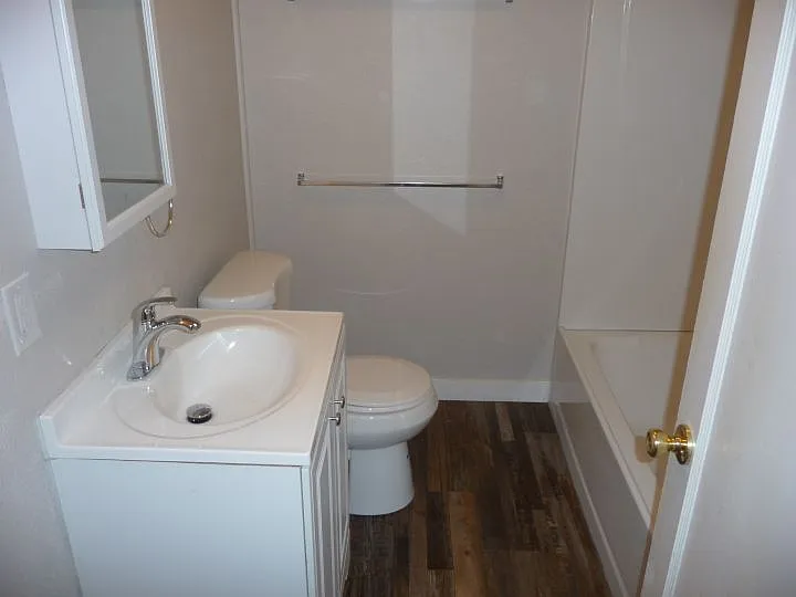 711 1/2 Howard Ave #2 — Photo 5