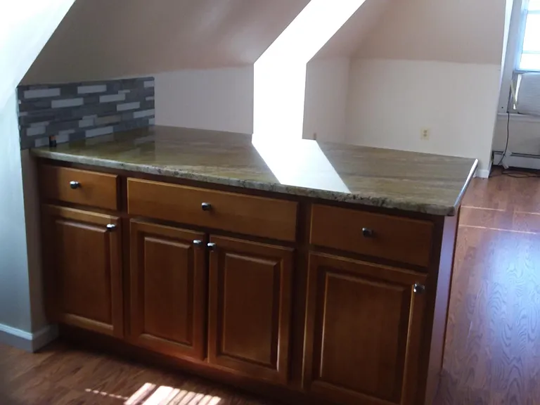 Breakfast bar w/maple cabinetry and soft close drawers