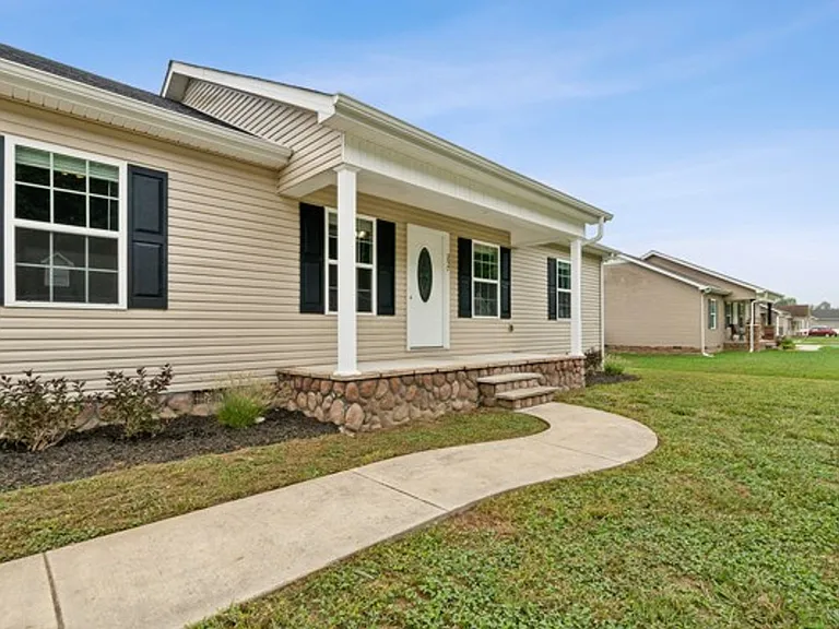 257 Williamsburg Cir — Photo 2