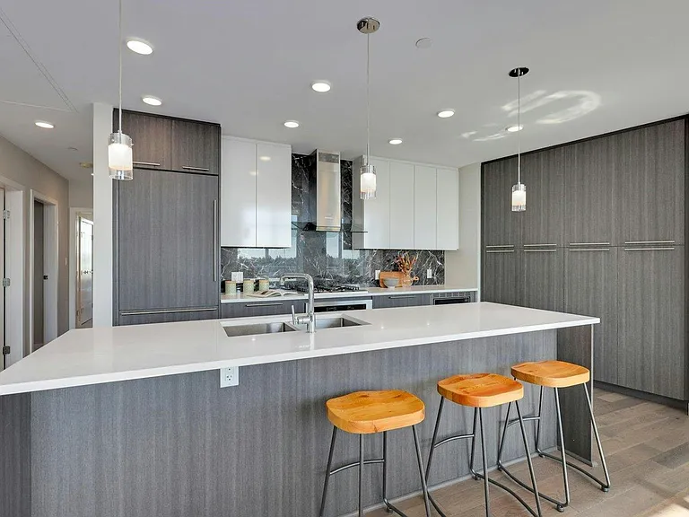 5033 Cambie St #604 — Photo 3