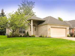 9 Primrose Ln, Williamsville, NY 14221