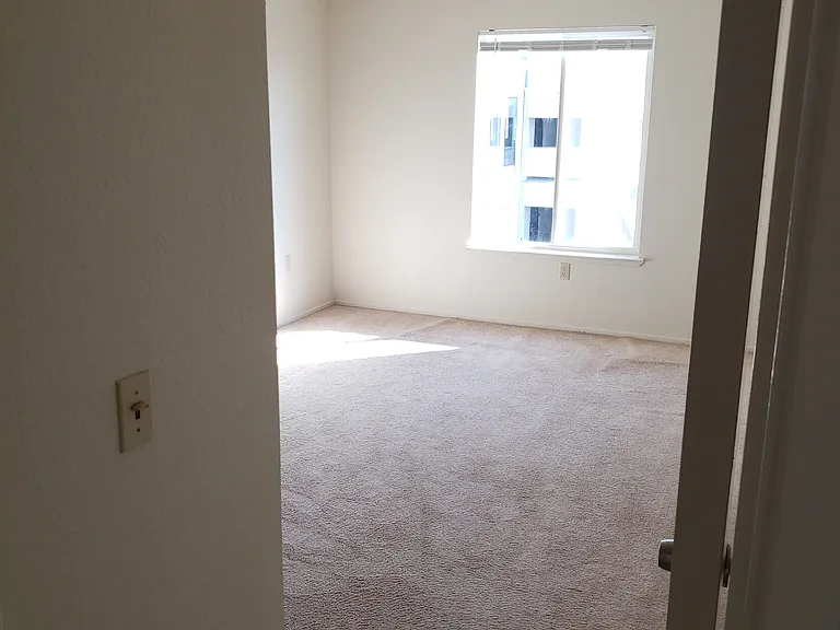 Sunset Vista Apartments — Photo 49