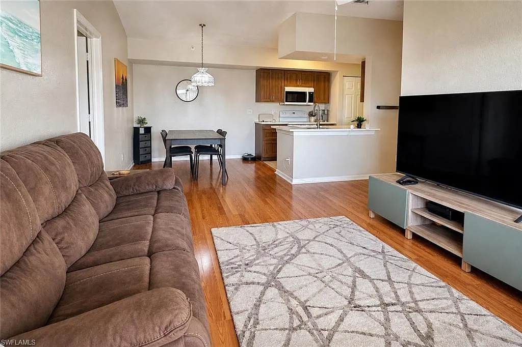 2 bed, 2.0 bath, 913 sqft, $2,000 — Photo 3