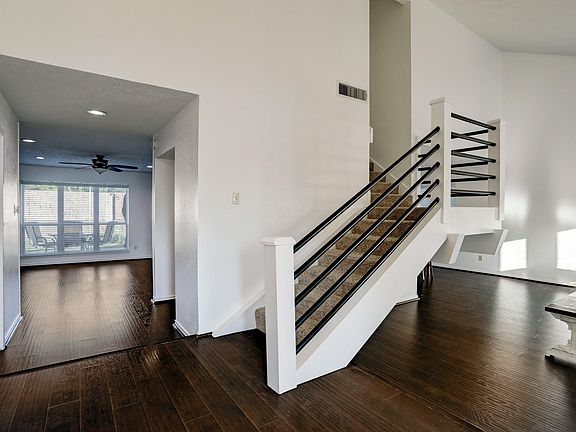 4th image of 121 Misty Brook Ln