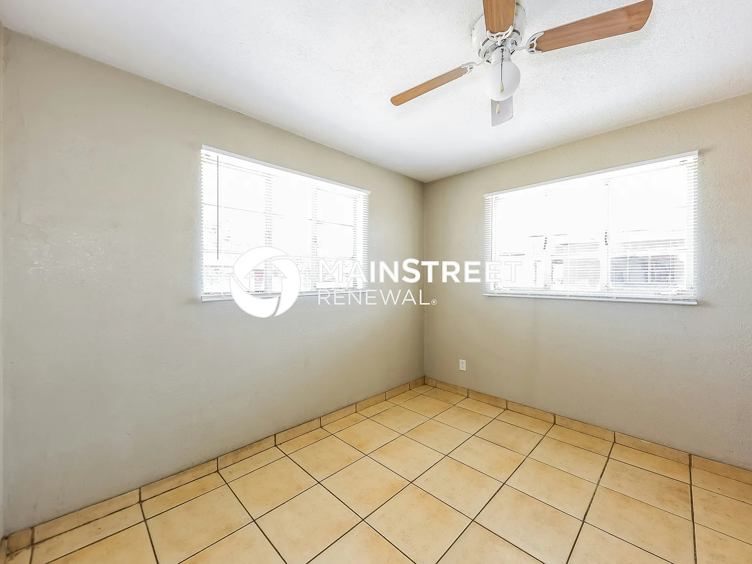2753 W Lawrence Ln — Photo 4