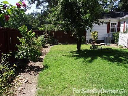 Backyard : Fully fenced back yard with low maintenance and professionally landscaped