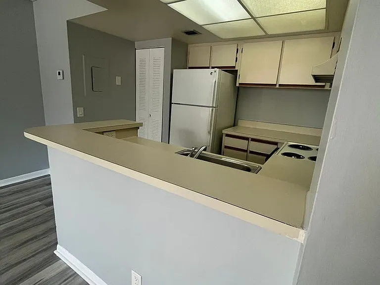 752 Executive Center Dr #110-11-110 — Photo 2