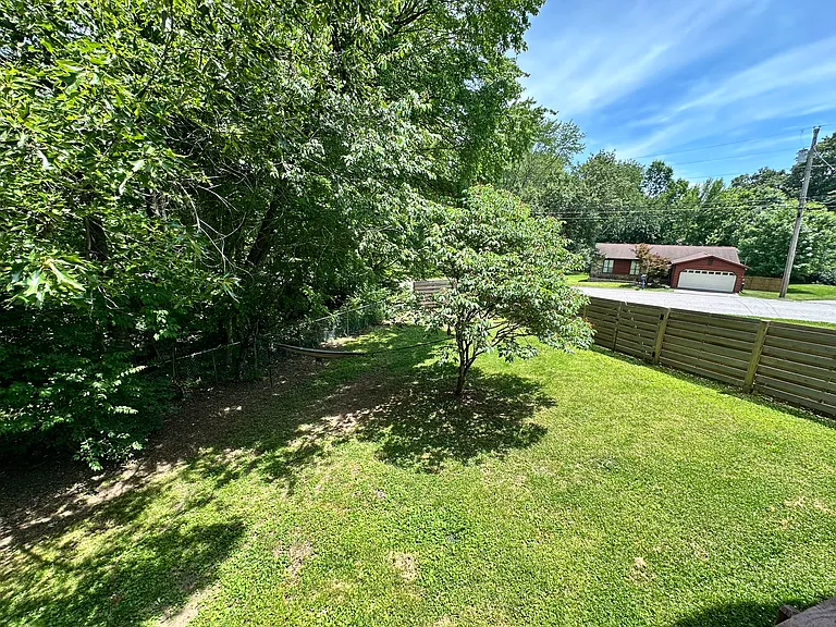 10117 Wolf Den Ln — Photo 20