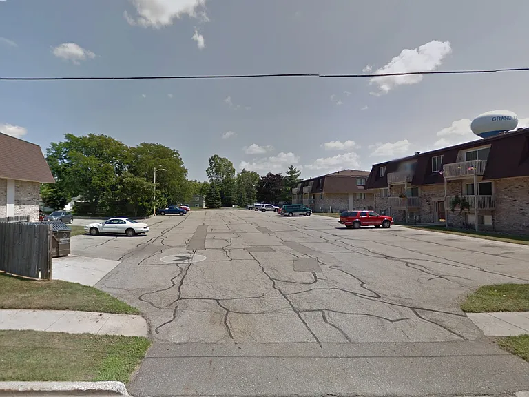 205 E Saginaw Hwy — Photo 1