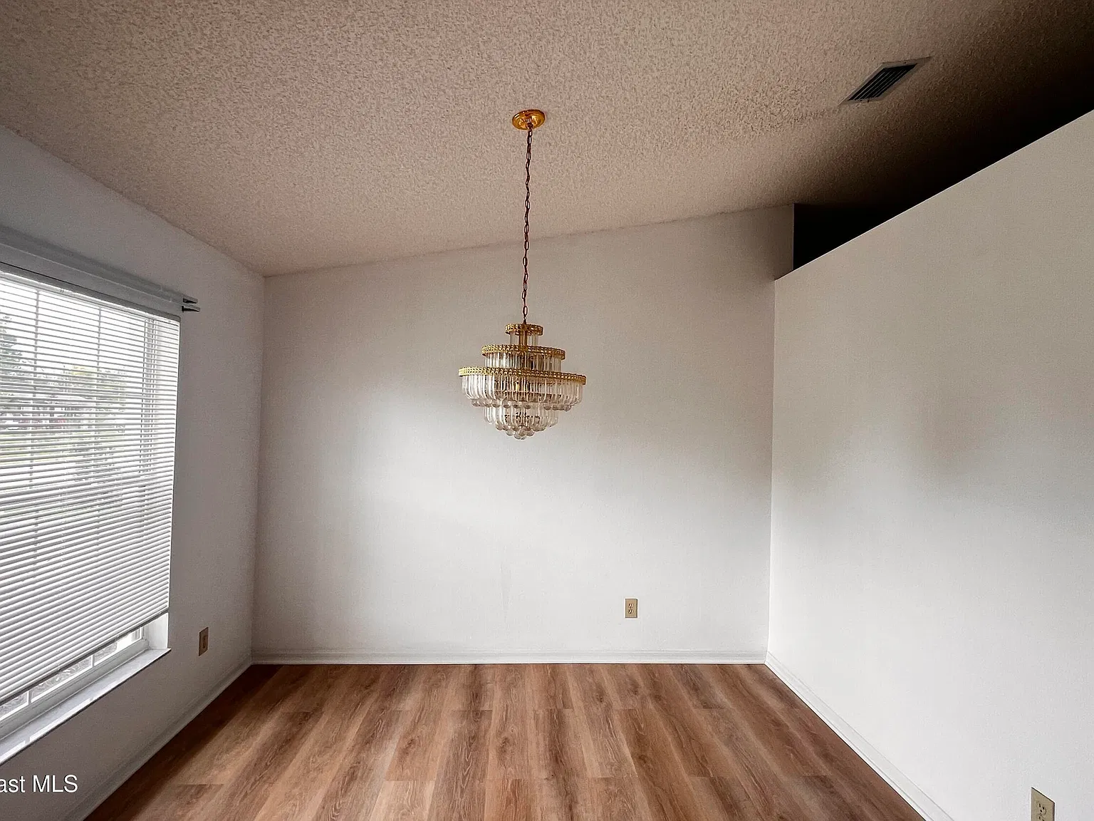 3 bed, 2.0 bath, 2020 sqft, $1,895 — Photo 4