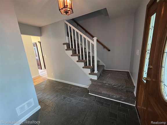 4th image of 1243 Pickwick Pl
