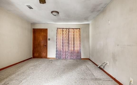 4th image of 4910 Victoria Dr