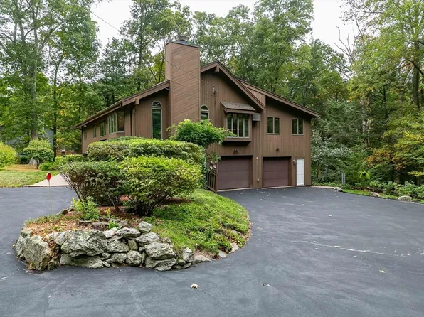 101 Brentwood Dr, Southbridge, MA 01550