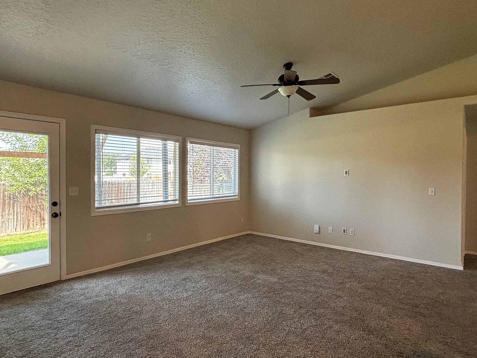 3 bed, 1384 sqft, $2,095 — Photo 4