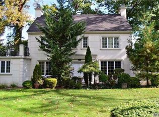 94 Maple Dr, Great Neck, NY 11021