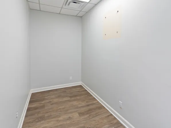 2216 Dundee Rd Suite 2, Louisville, KY 40205