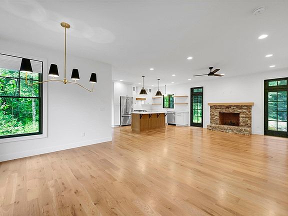 4th image of 1322 Center St
