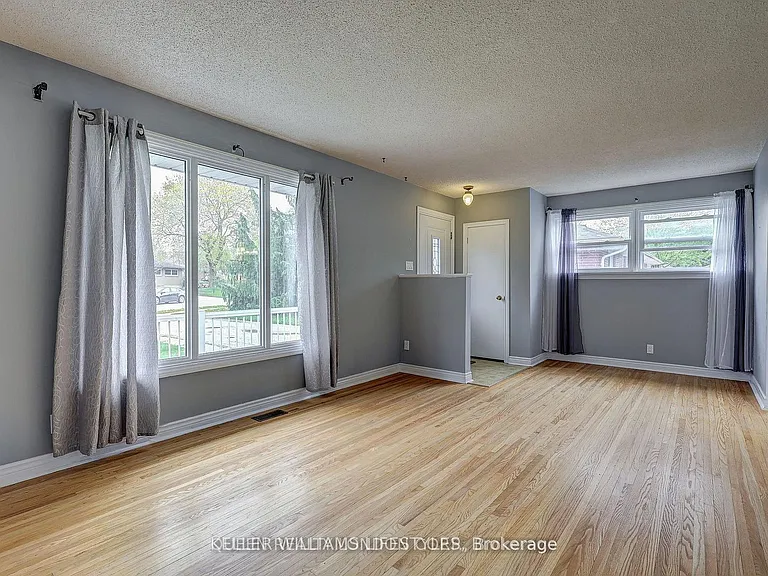35 Thorncrest Cres — Photo 3