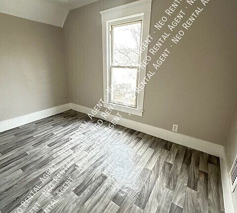 5th image of 934 W 14th St
