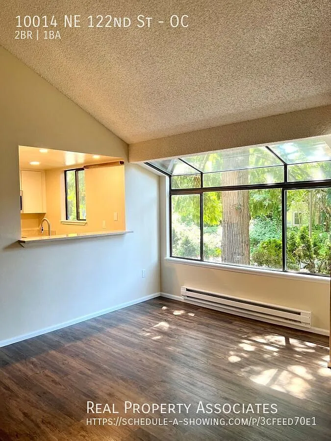 Beautiful 2 Bedroom Kirkland Condo — Photo 4