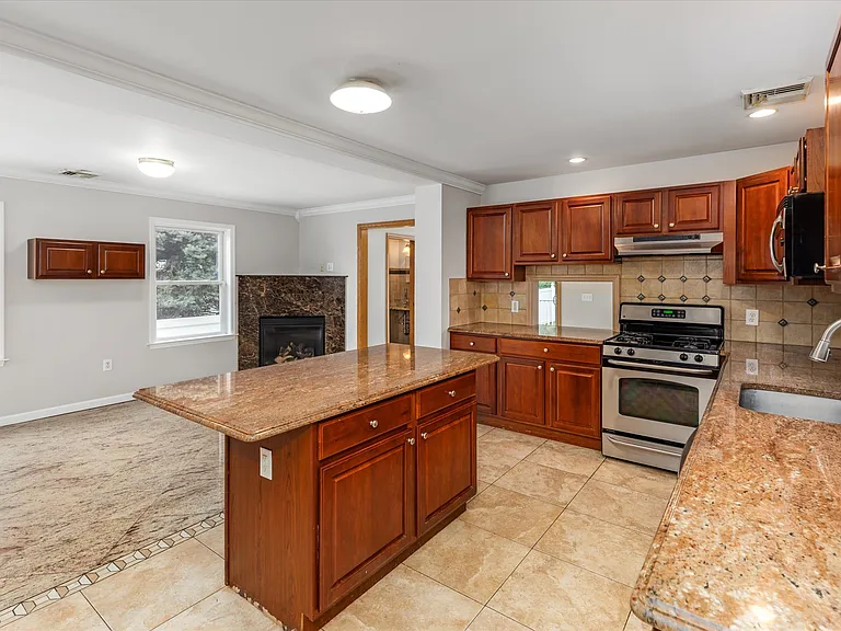 311 Page Ave — Photo 9