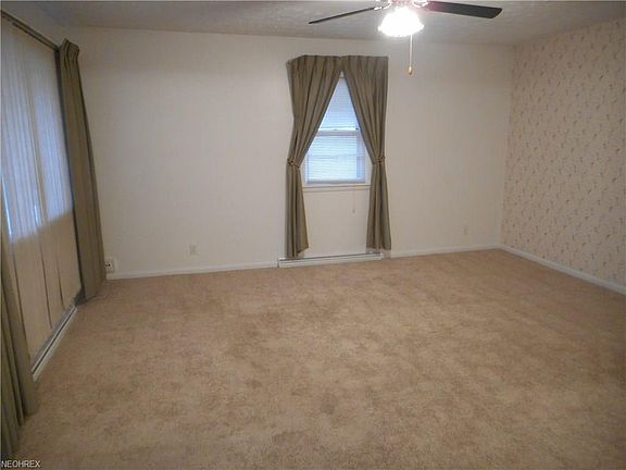 4th image of 1568 Campbell St