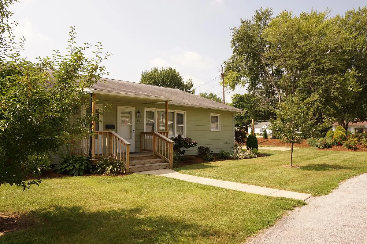 2 bed, 576 sqft, $950 — Photo 1