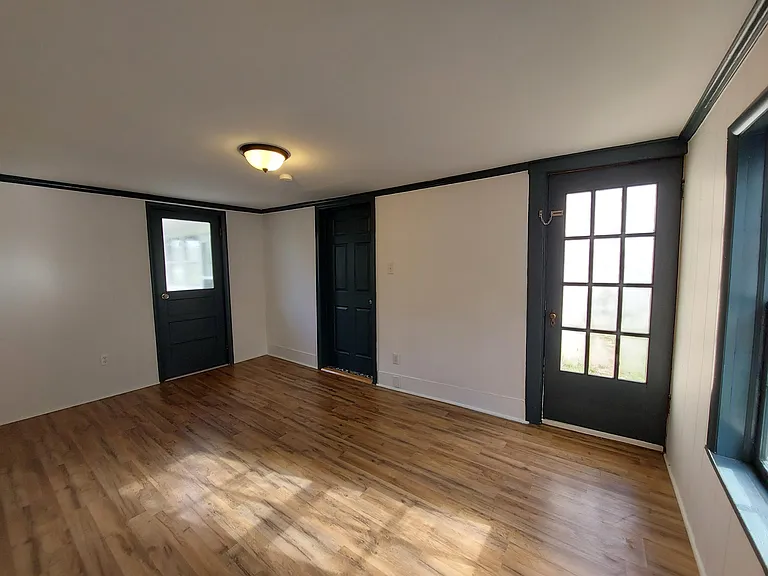 203 Riverside Dr — Photo 5