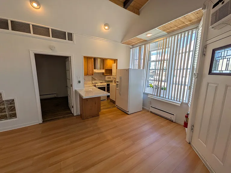 352 Jefferson Ave — Photo 4
