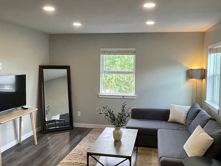 233 N Franklin Ave #B — Photo 1