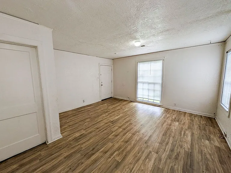 1810 Roberts St — Photo 5