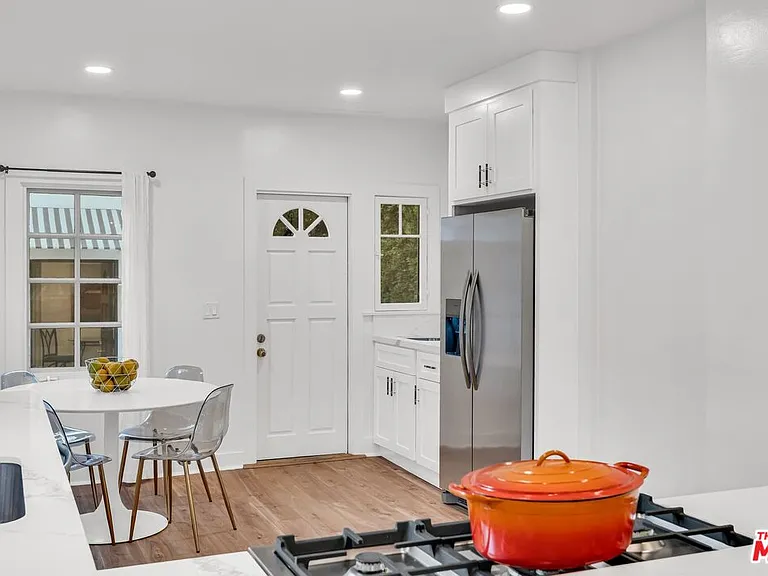 653 W Knoll Dr — Photo 16