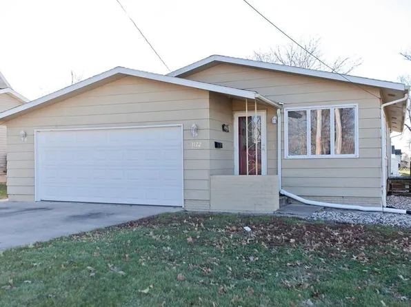 1122 E 3rd St, Vinton, IA 52349