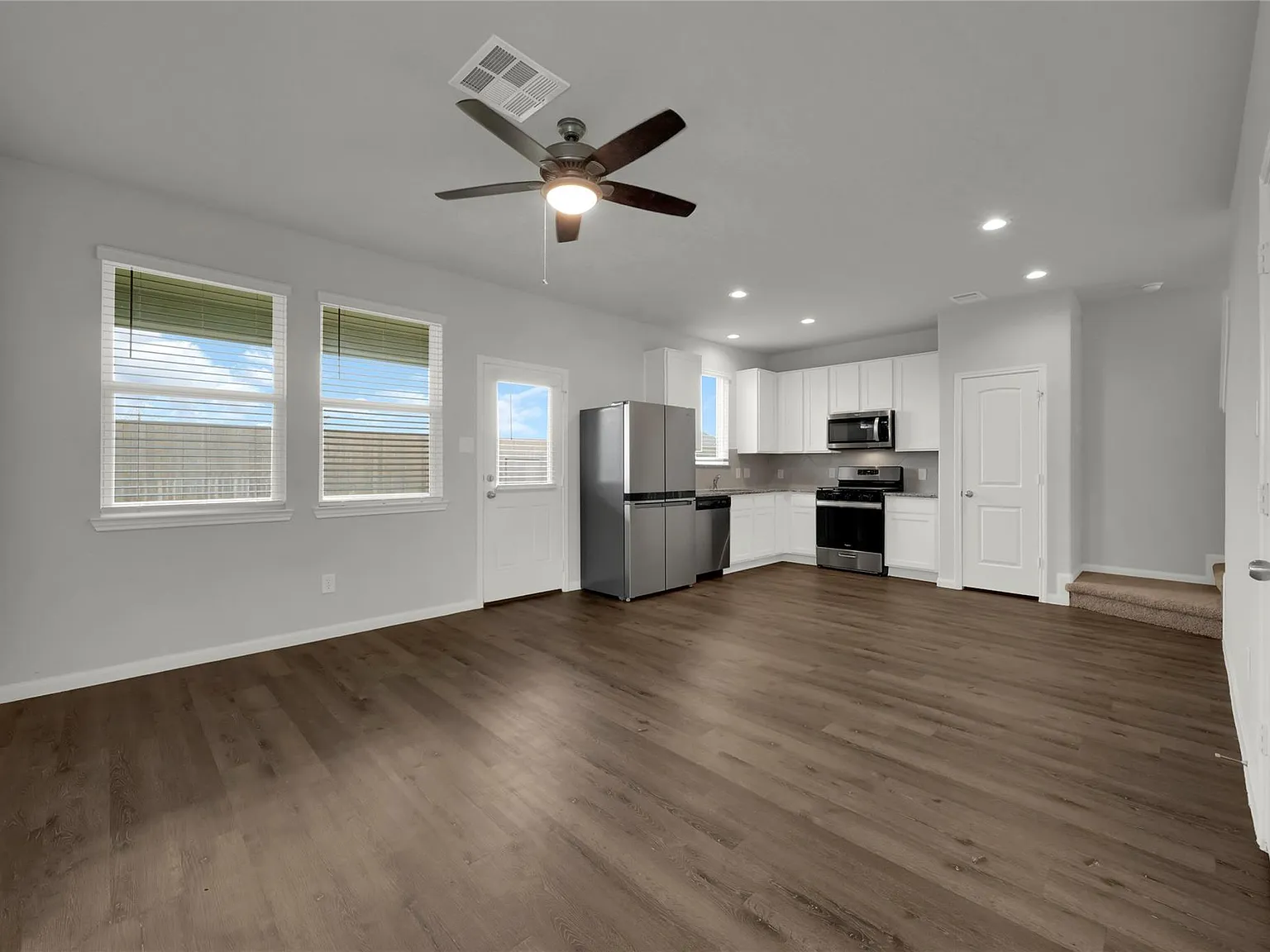 3 bed, 2.5 bath, 1279 sqft, $1,780 — Photo 3