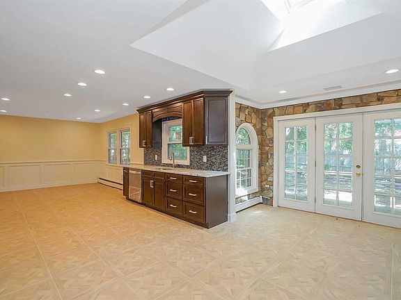 3rd image of 3 Middle Ln