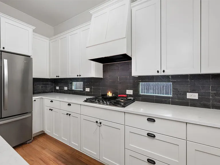 408 W 16th St — Photo 14