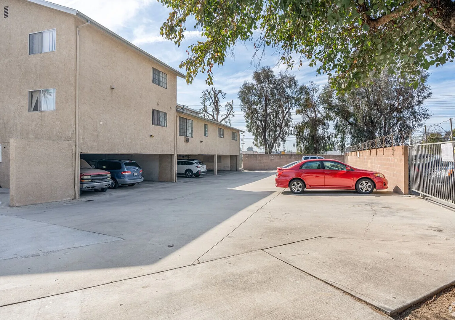 Laurel Canyon Apartments — Photo 2
