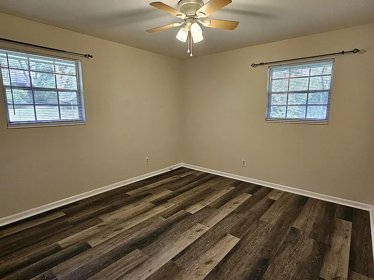 550 E Bradford Rd — Photo 11
