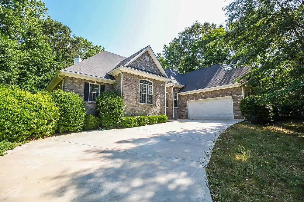 3 bed, 2.5 bath, 2340 sqft, $2,180 — Photo 2